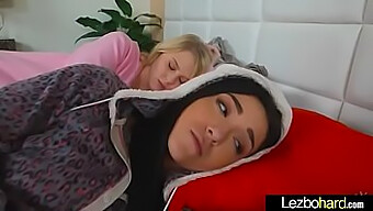 ليلي رايدر وكايلي جاي يستمتعان بقبلة ليزبيانية ساخنة ولعق الكس