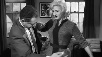 Beleza Britânica Vintage Liz Fraser Em Meias: Uma Beleza Clássica