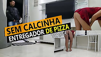 Voyeuristinen Pizzan Toimitus Cristina Almeidalta Sem Calcinhassa