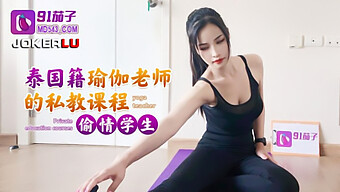 大自然乳房的少女从她的亚洲老师那里得到门和狗仔式