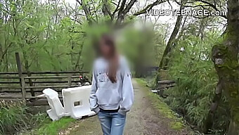 第一次拍摄年轻女孩沉迷于单人游戏并展示她们的裸露生殖器