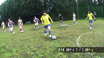 Japanische Teenagerin Wird Nass Und Wild Mit Älteren Männern In Einem Dampfenden Video