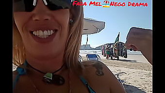 Pov-Video Af Blond Babe, Der Viser Sine Aktiver På En Overfyldt Strand