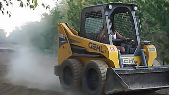 Maya, En Lokkende Indisk Skønhed, Engagerer Sig I Lidenskabelig Elskov, Mens Hun Driver En Bobcat